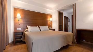 Dobbeltrom | Minibar, safe på rommet, skrivebord og barnesenger