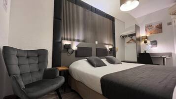 Double Room | 1 bedroom, individually decorated, desk, laptop workspace