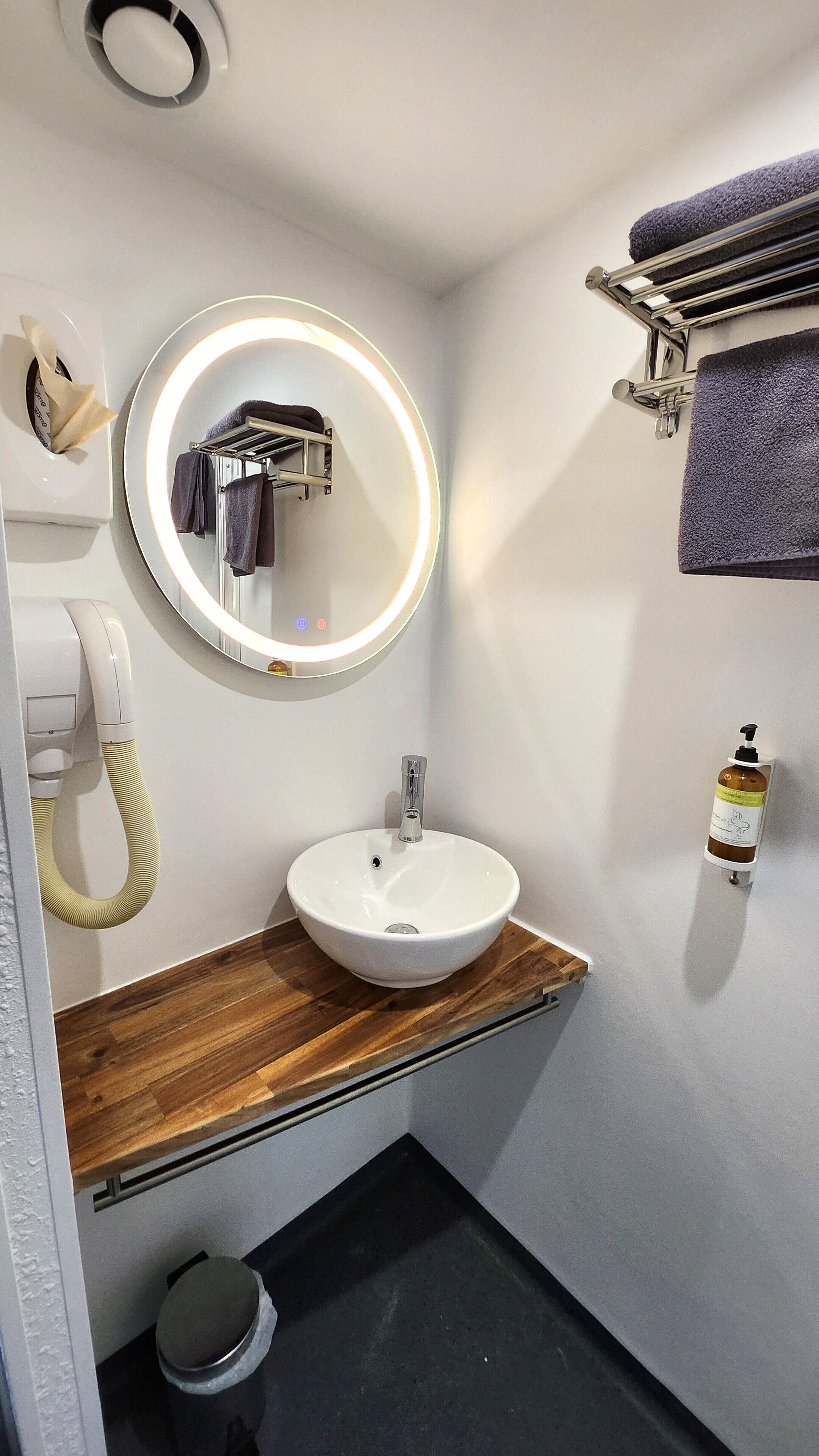 double room | bathroom | shower, free toiletries, hair dryer, towels