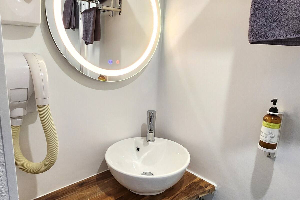 double room | bathroom | shower, free toiletries, hair dryer, towels