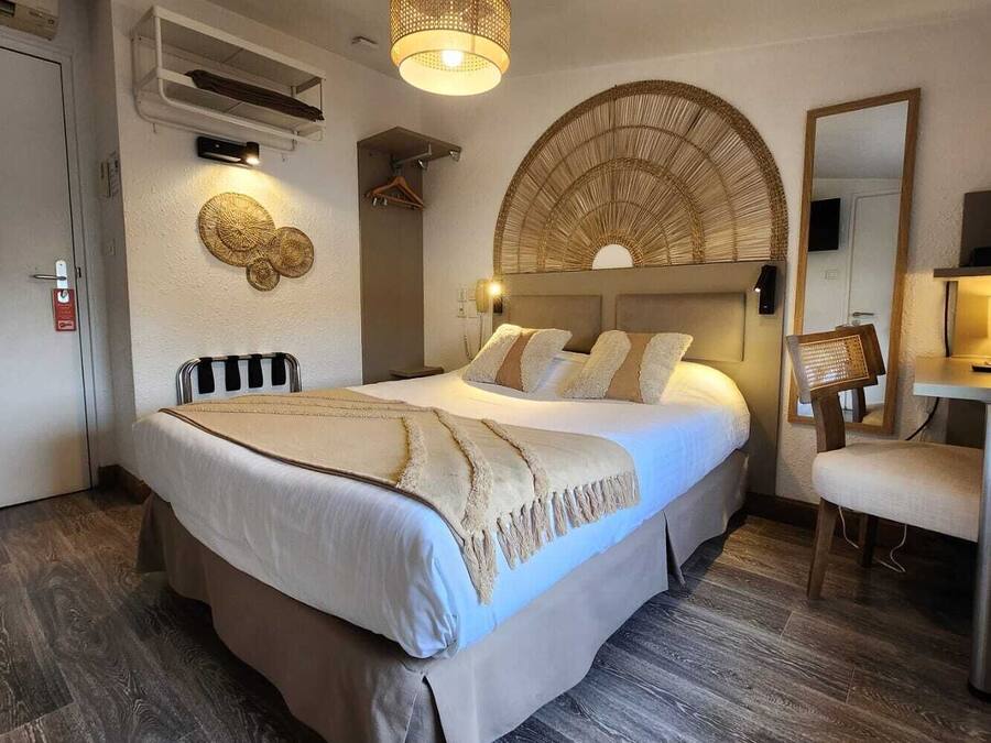 Decoración personalizada, escritorio y espacio para trabajar con laptop