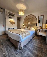 Decoración personalizada, escritorio y espacio para trabajar con laptop 