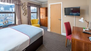 Soundproofing, iron/ironing board (on request), WiFi (free), bed sheets - Mehfil Hotel (Southall)