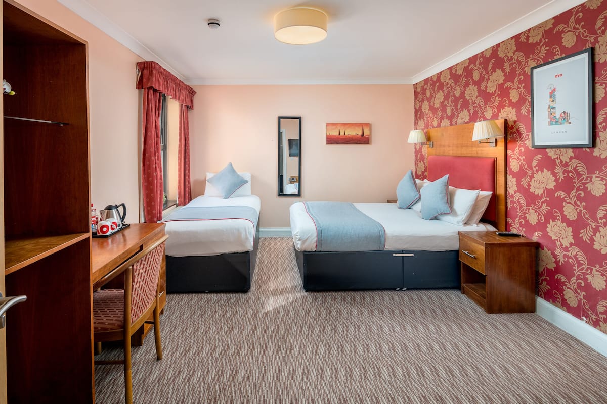 Triple En-Suite | Soundproofing, iron/ironing board (on request), WiFi (free), bed sheets
