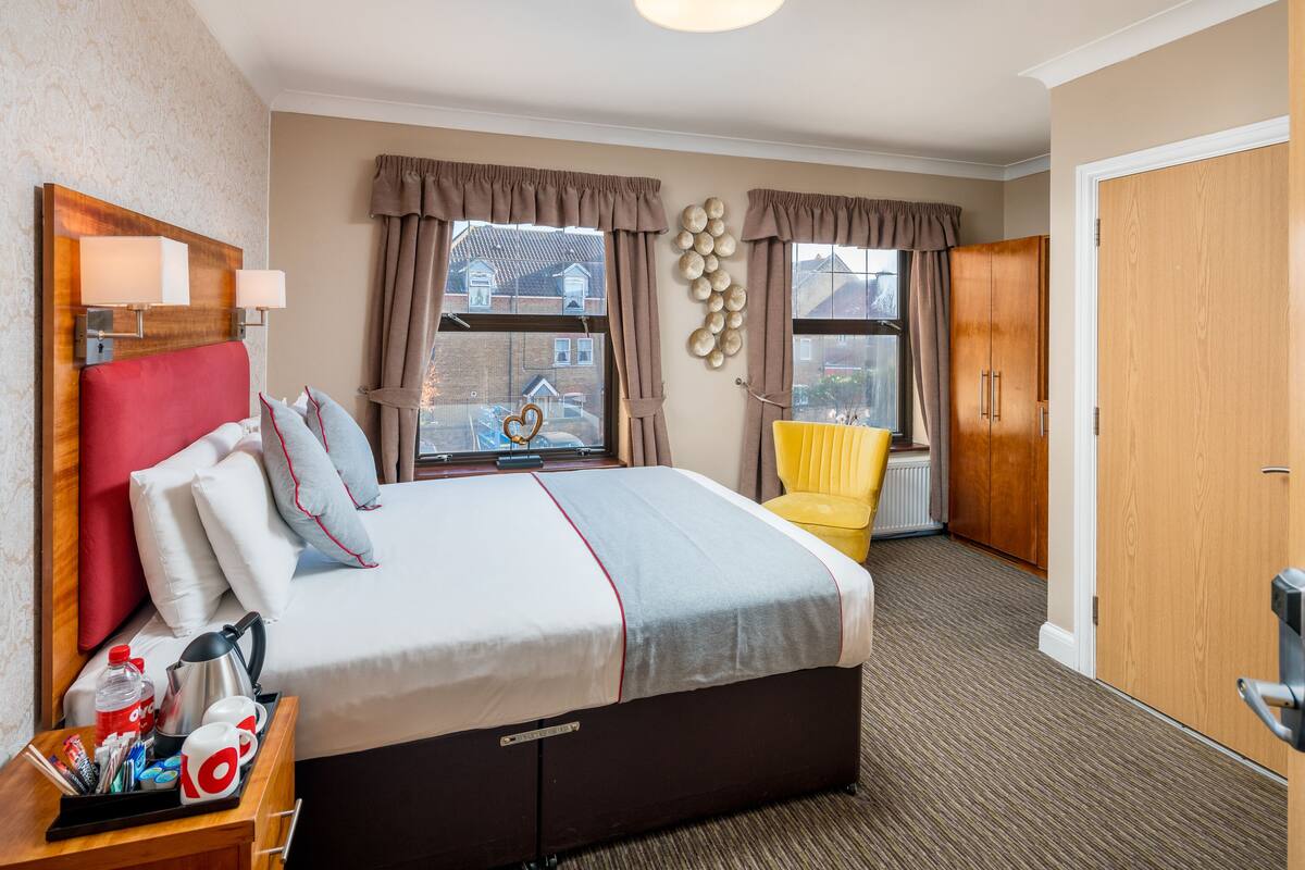 Soundproofing, iron/ironing board (on request), WiFi (free), bed sheets