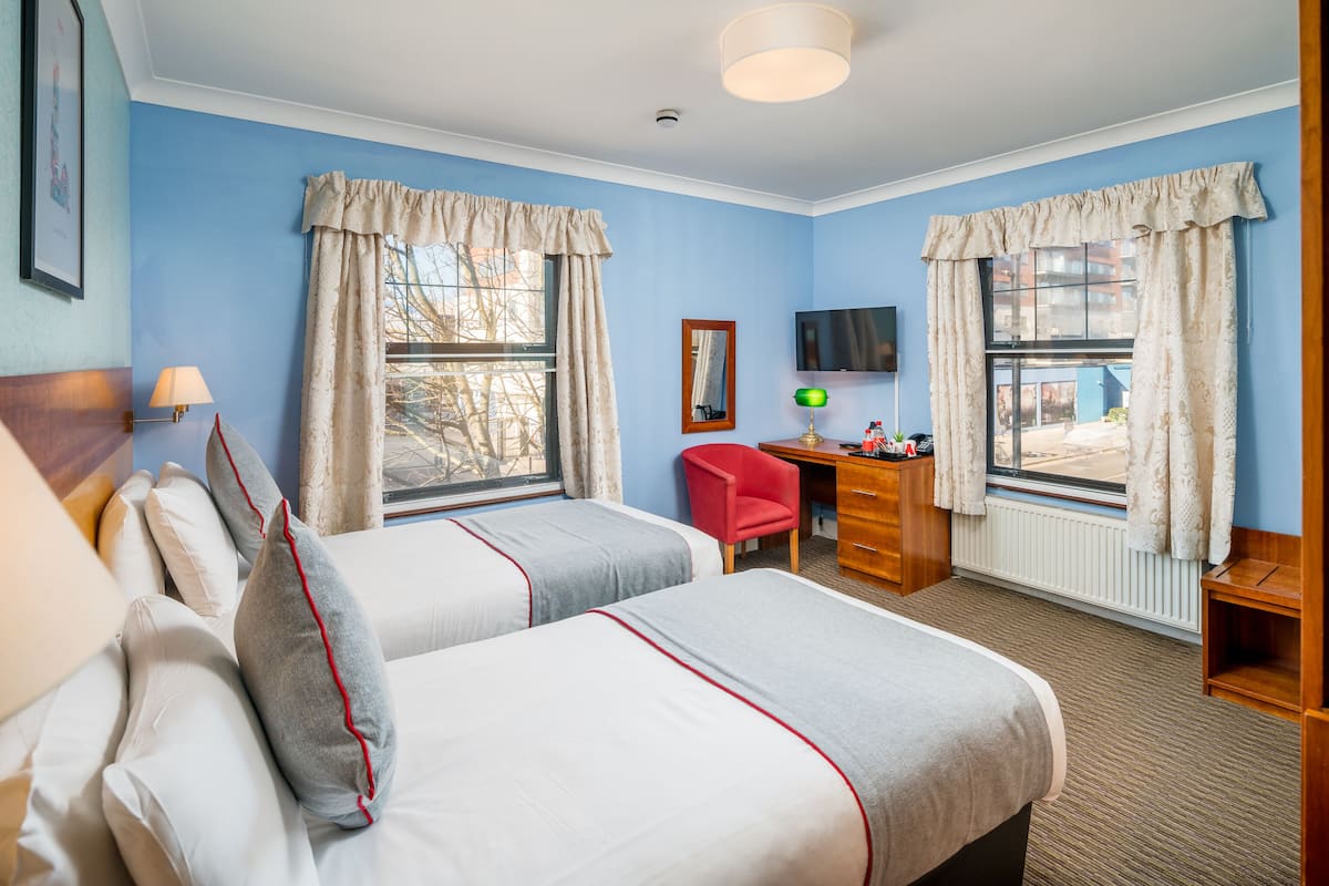 Twin En-Suite | Soundproofing, iron/ironing board (on request), WiFi (free), bed sheets
