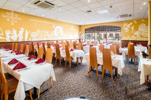 Breakfast, lunch and dinner served - Mehfil Hotel (Southall)