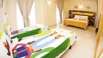 Minibar, bureau, rideaux occultants, fer et planche Ă repasser