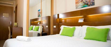 ミニバー、デスク、遮光カーテン、アイロン / アイロン台