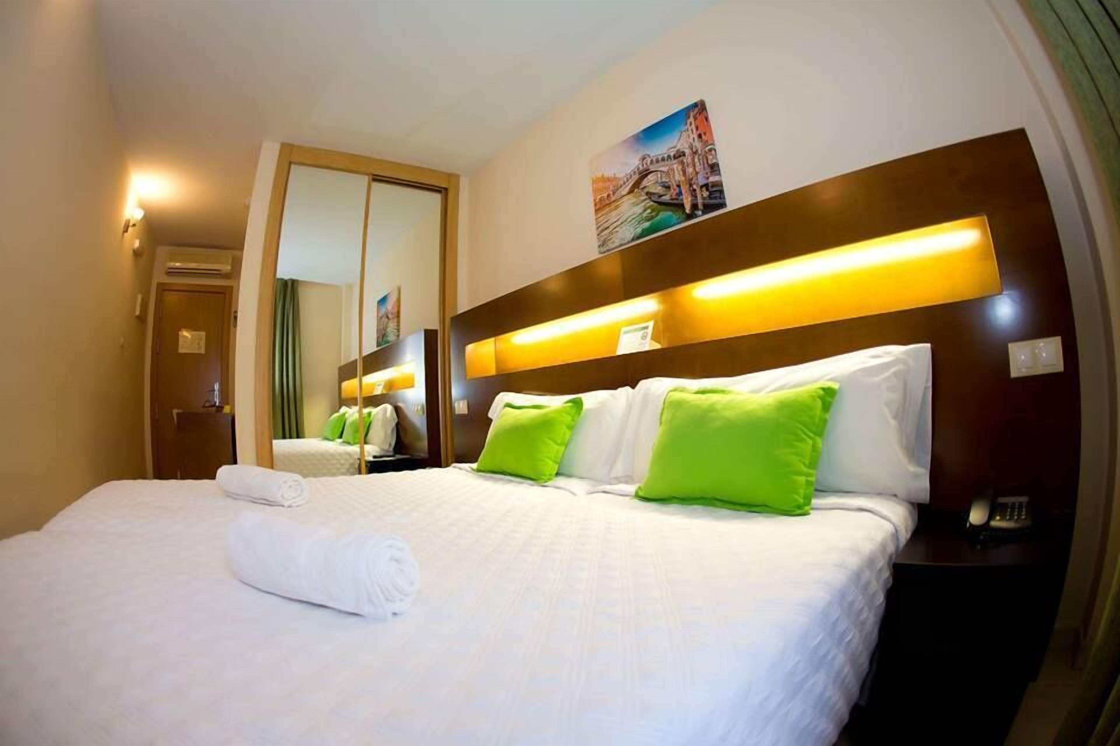 Een minibar, een bureau, verduisterende gordijnen