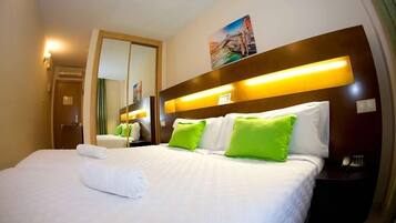 Een minibar, een bureau, verduisterende gordijnen