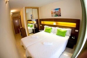 Minibar, skrivebord, blendingsgardiner og strykejern/-brett