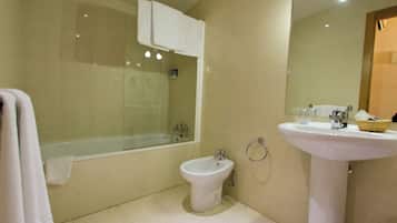 Ducha, artículos de higiene personal gratuitos y secador de pelo