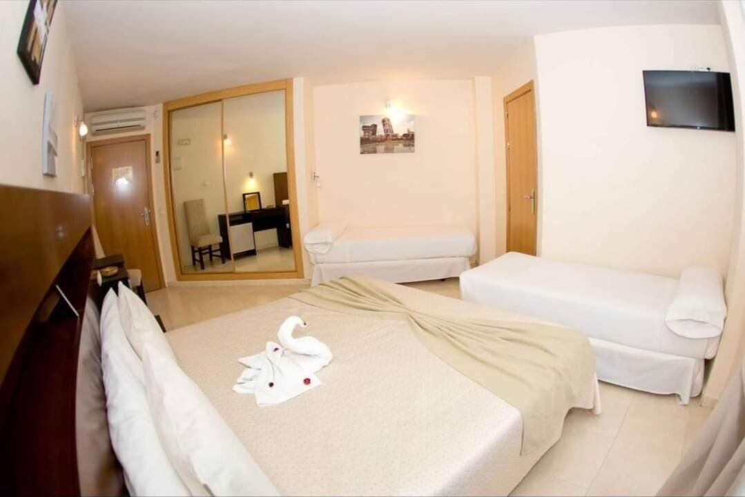 มินิบาร์, โต๊ะทำงาน, ผ้าม่านกันแสง, เตารีด/โต๊ะรีดผ้า