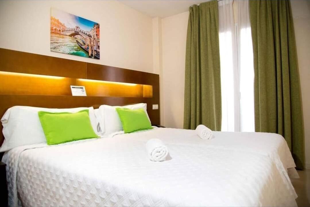 มินิบาร์, โต๊ะทำงาน, ผ้าม่านกันแสง, เตารีด/โต๊ะรีดผ้า