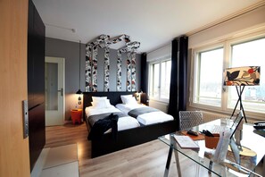 Estudio Premium, 2 camas individuales | Decoración individual, mobiliario individual, escritorio