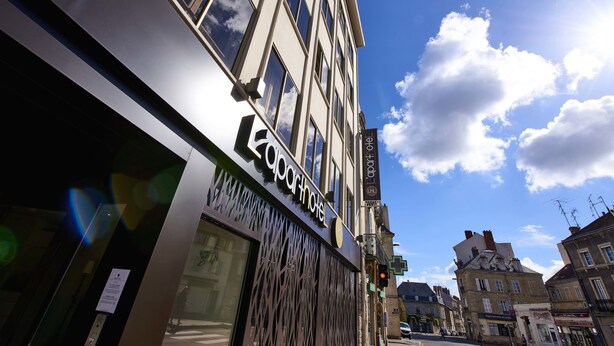 A building with a sign reading "L'Appart Hotel". - L'aparthoteL LhL (Dijon)