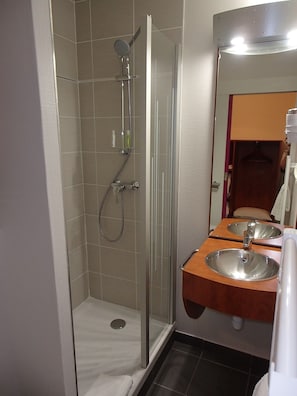 Badewanne, Haartrockner, Handtücher
