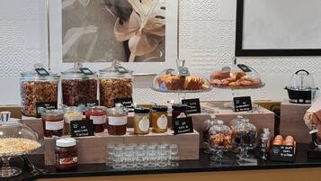 Frukostbuffé varje dag (EUR 18 per person)