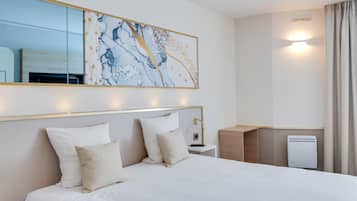 Skrivbord, mörklÀggningsgardiner, ljudisolering och strykjÀrn/strykbrÀda