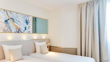 Skrivbord, mörklÀggningsgardiner, ljudisolering och strykjÀrn/strykbrÀda