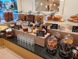 Breakfast, lunch, dinner served; Regional cuisine 