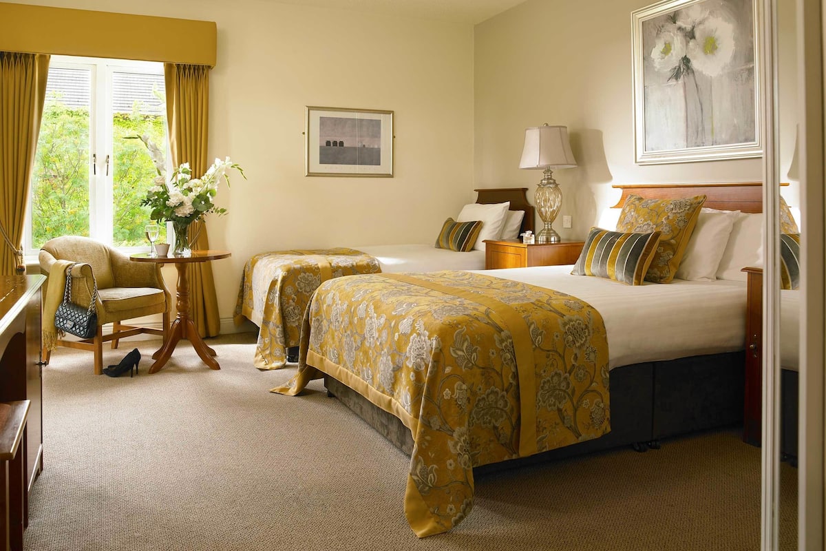 1 bedroom, blackout drapes, soundproofing, iron/ironing board
