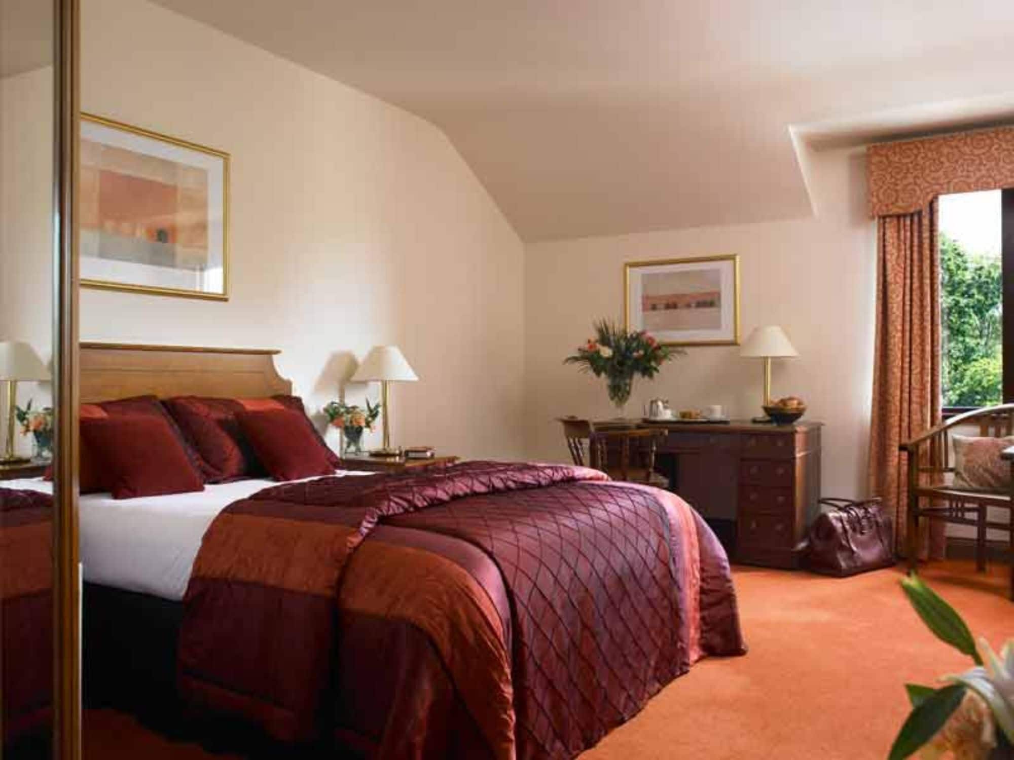 Cortinas blackout, insonorización y tabla de planchar con plancha 