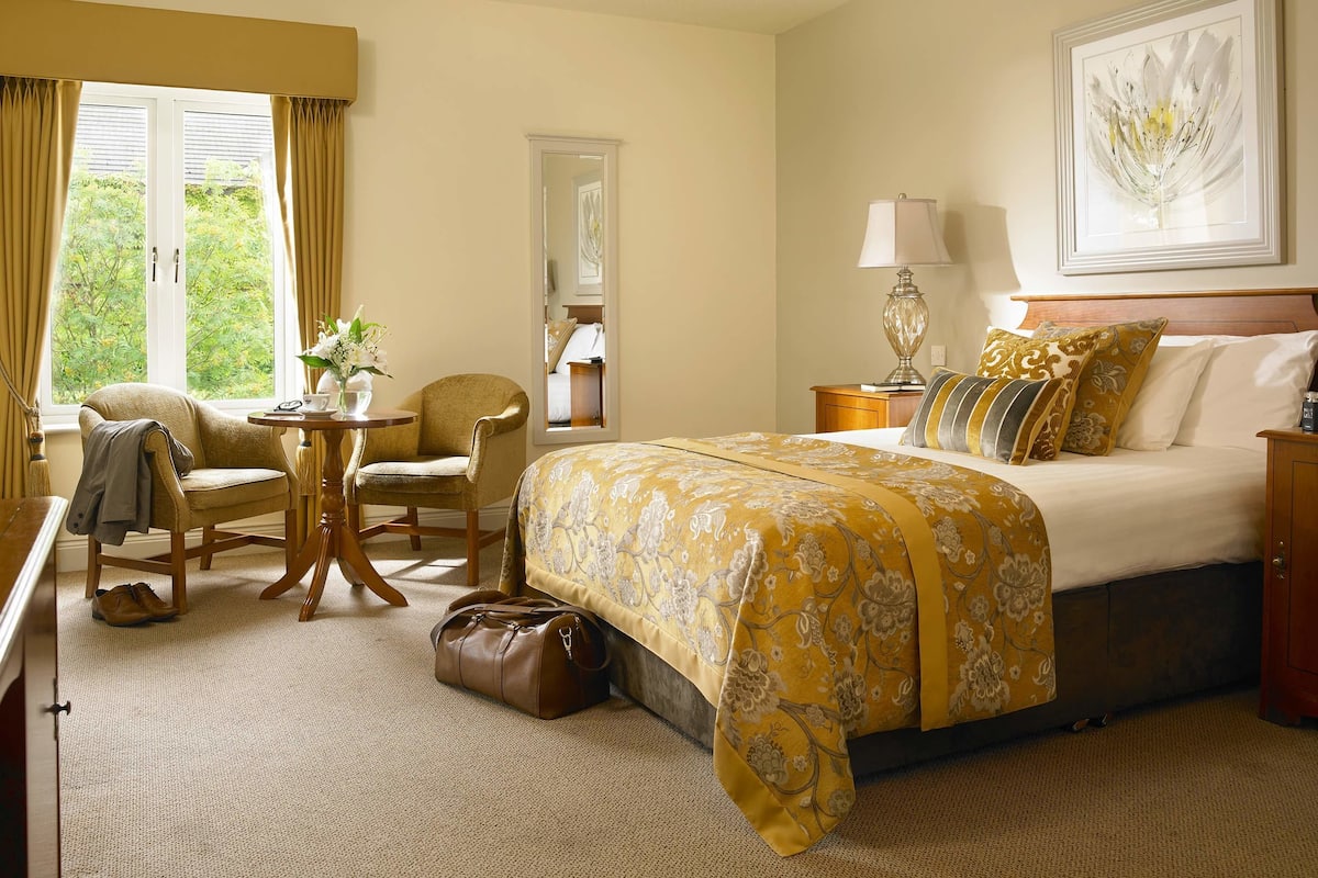 Executive Room | 1 bedroom, blackout drapes, soundproofing, iron/ironing board