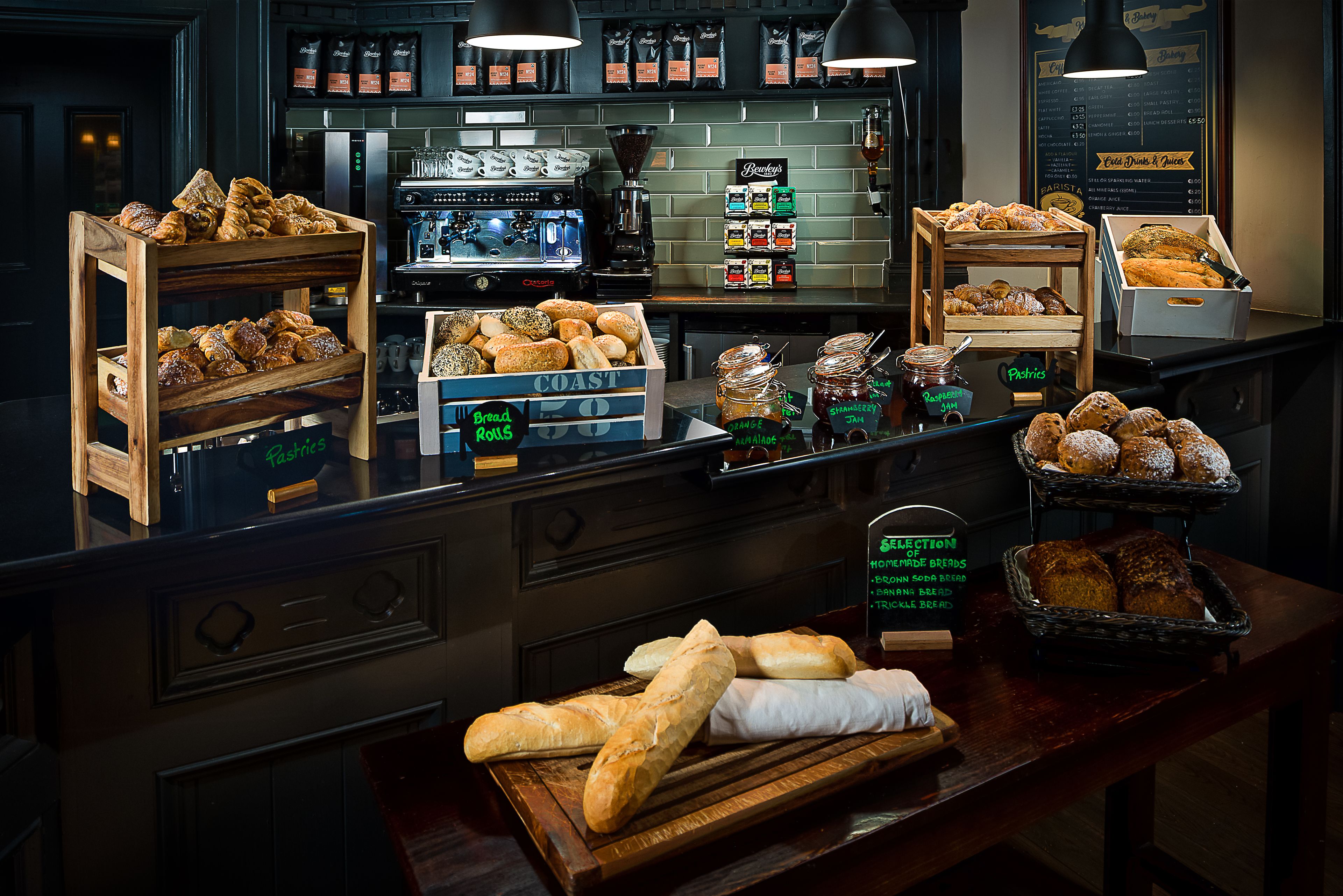 Une vitrine de boulangerie présentant une variété de pains et de pâtisseries.