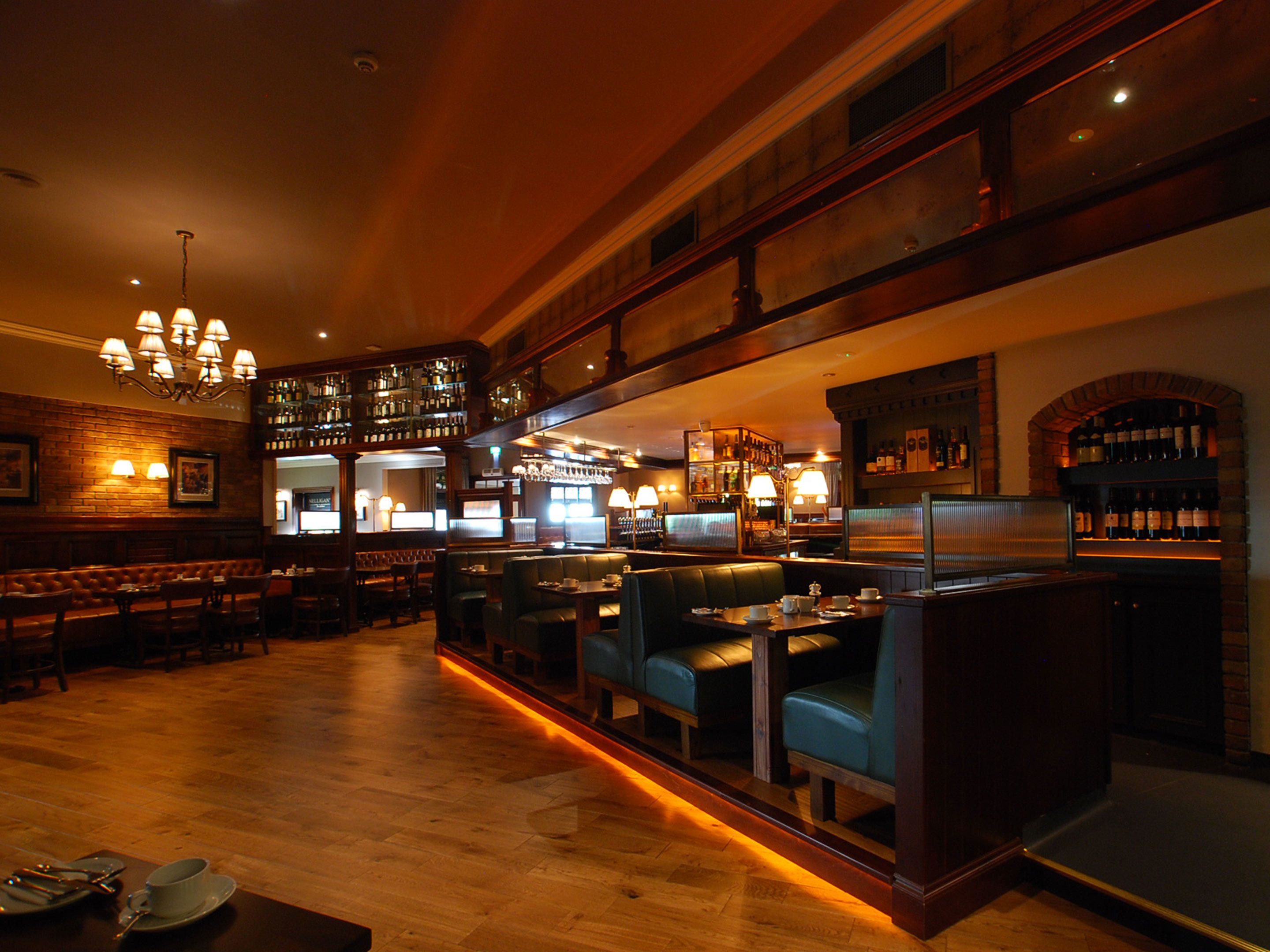 serves breakfast, lunch and dinner