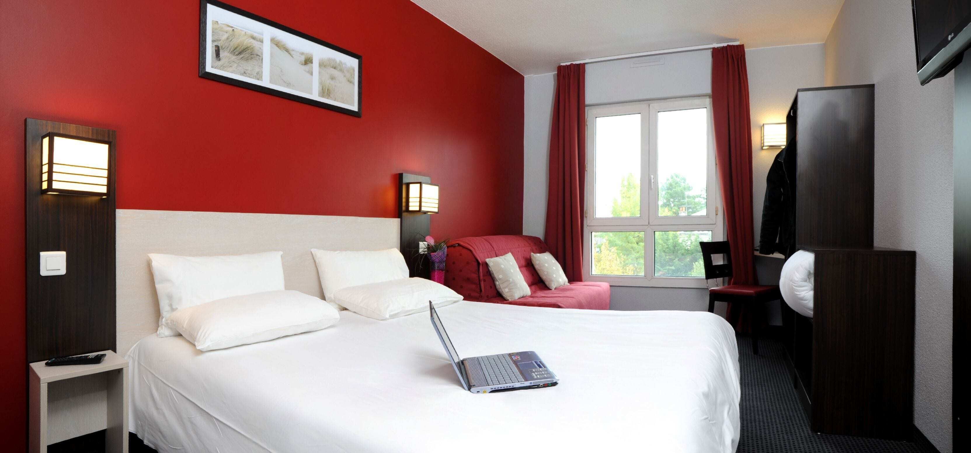 Luxe beddengoed, een bureau, een laptopwerkplek, geluiddichte muren