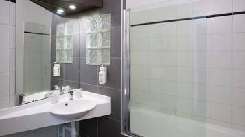 Badekar, gratis toiletartikler, hårtørrer, håndklæder