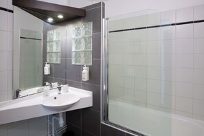 Bathtub, free toiletries, hair dryer, towels - Hôtel L'Eaubonne (Eaubonne)