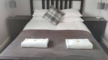 Double Room, Ensuite | Bathroom | Shower, free toiletries, towels, soap