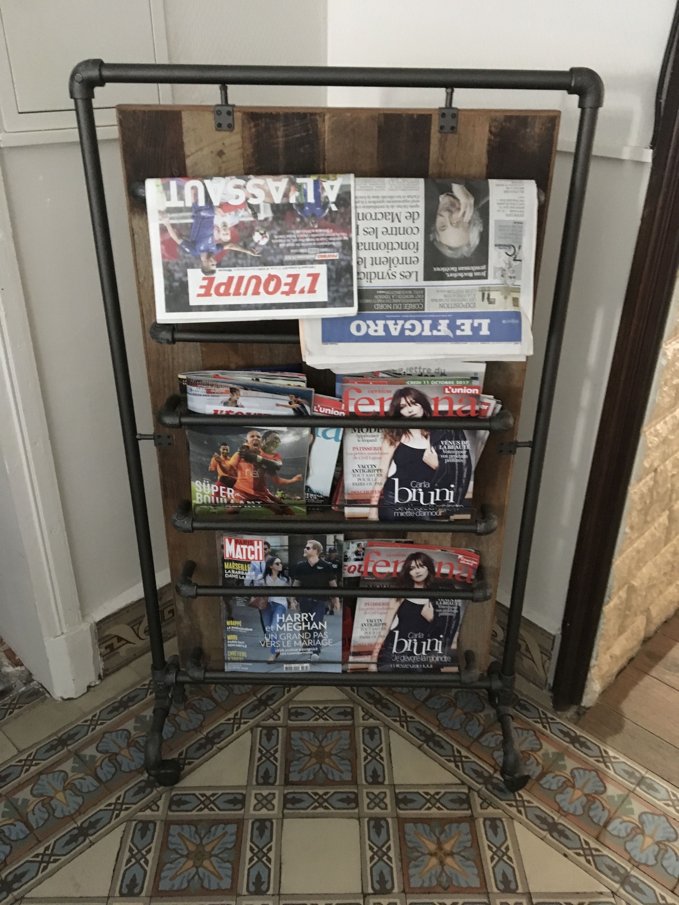 Un mueble con varias publicaciones.