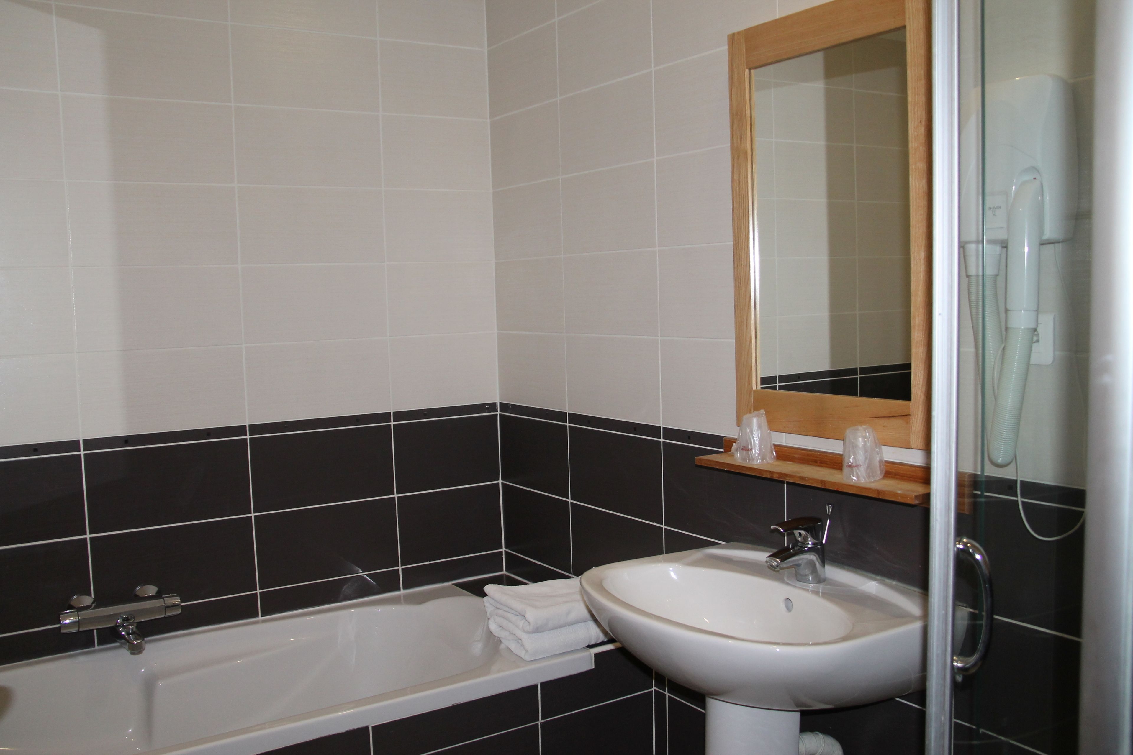 comfort triple room | deep-soaking bathtub