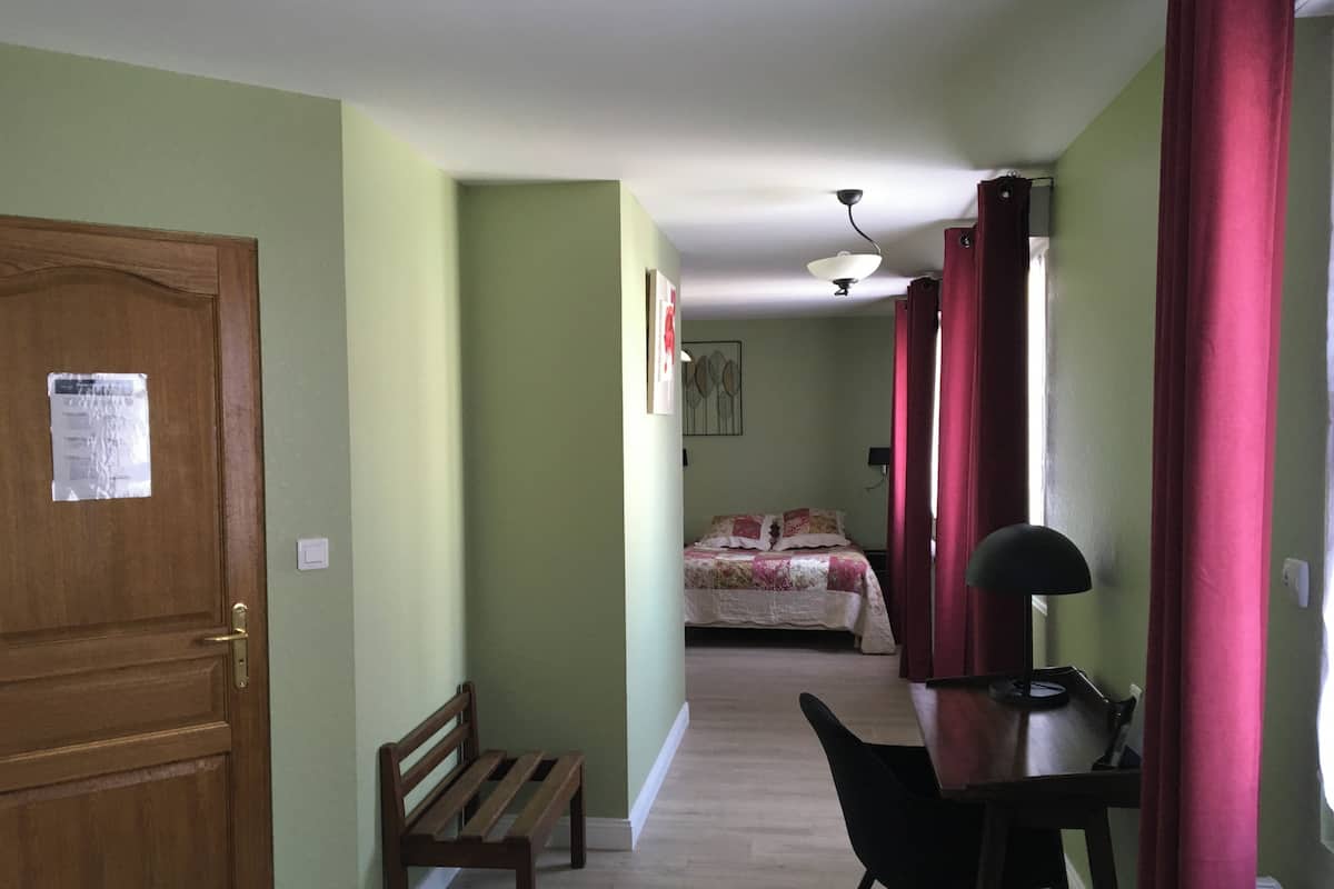 Family Room (6 pers) | 1 bedroom, premium bedding, desk, blackout drapes