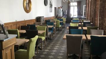 Dagelijks ontbijtbuffet (EUR 11.9 per persoon)