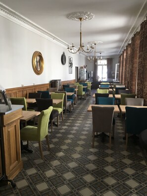 Tägliches Frühstücksbuffet (11.9 EUR pro Person)