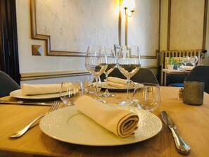 Breakfast, lunch, dinner served; Regional cuisine  - Hôtel Teyssier (Uzerche)