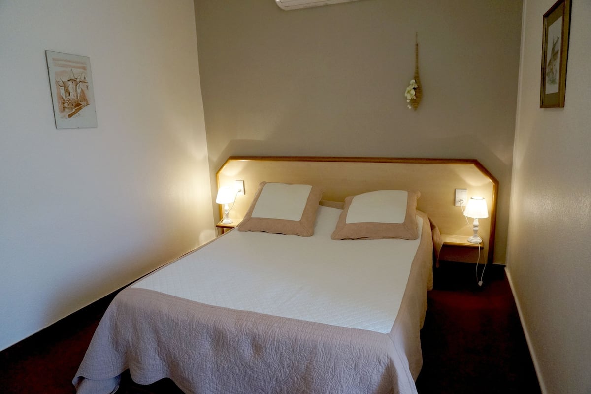Standaard tweepersoonskamer | Een bureau, gratis babybedden, gratis wifi