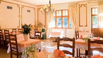 Breakfast, lunch, dinner served; Regional cuisine
