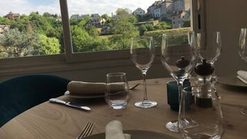 Breakfast, lunch, dinner served; Regional cuisine