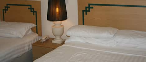 Chambre Triple | Coffres-forts dans les chambres, bureau, Wi-Fi gratuit, draps fournis