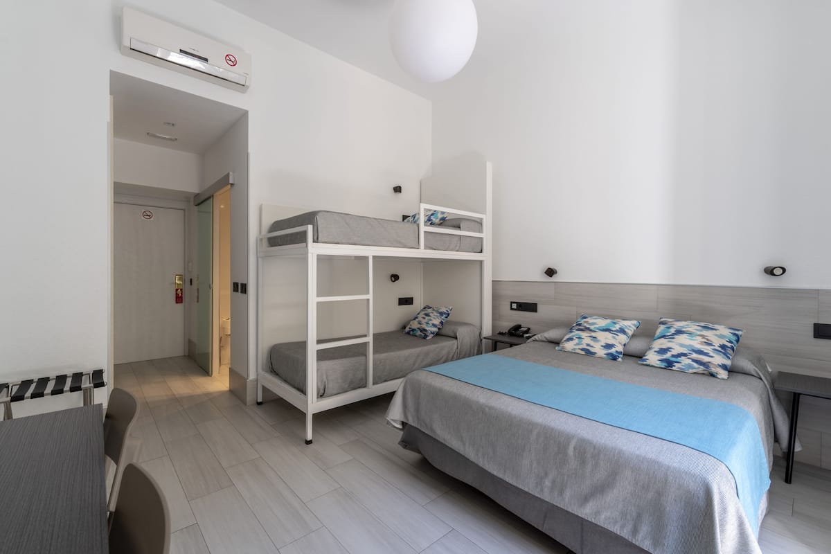 Family Room | Egyptian cotton sheets, in-room safe, individually furnished, desk