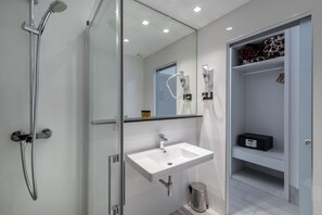 Family Room | Egyptian cotton sheets, in-room safe, individually furnished, desk -  Hostal Castilla II - Puerta del Sol (Madrid)