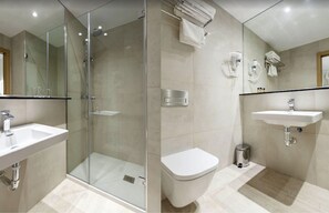 Habitación triple | Ducha del cuarto de baño