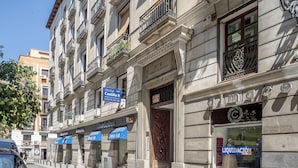 Un edificio con escaparate que muestra la placa 