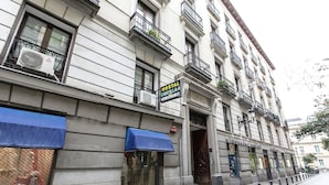 Un edificio con un cartel que dice "HOSTAL CASTILLA II", que indica una residencia juvenil.